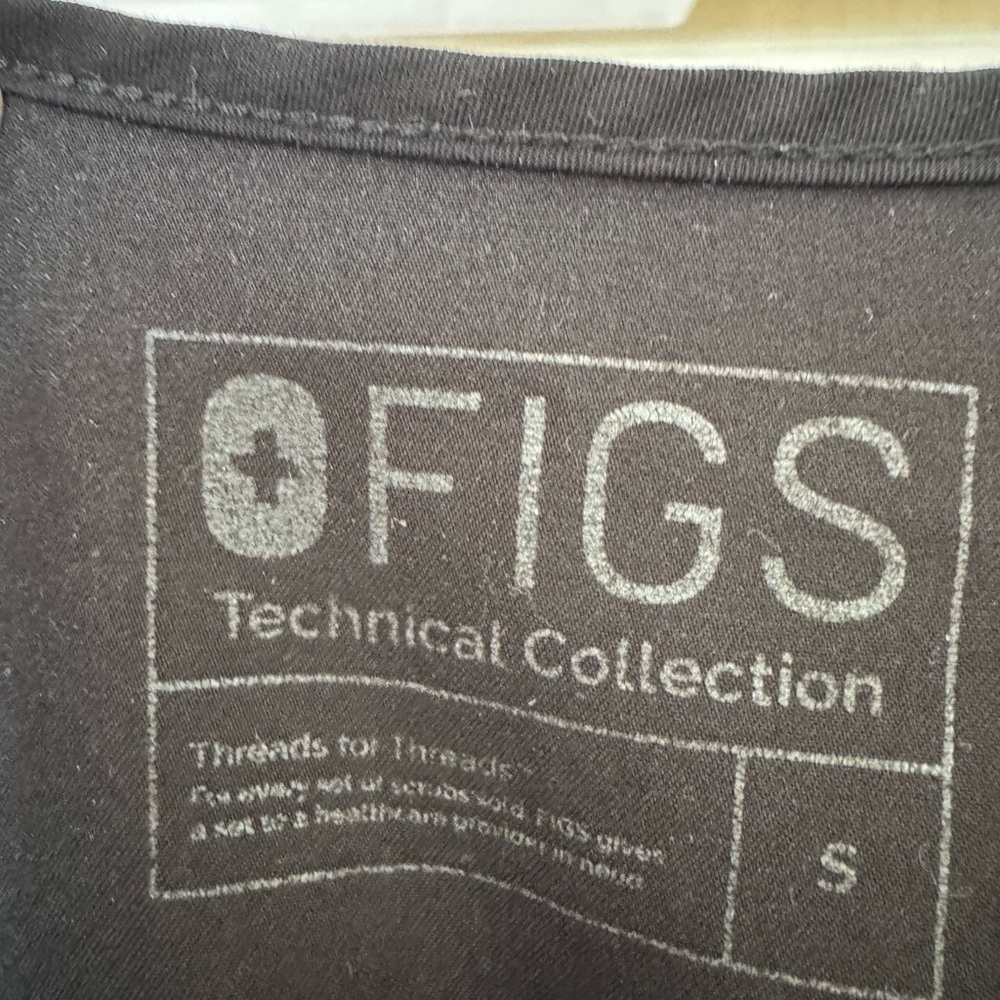 FIGS Casma Black Scrub Top Small - Picture 2 of 3
